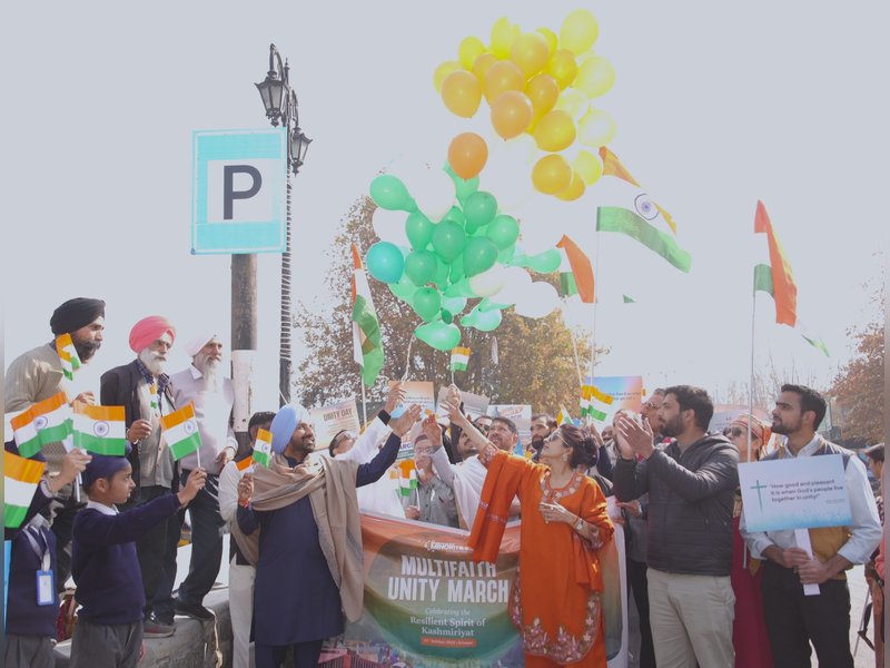 श्रीनगर में अद्वितीय ‘एकता मार्च’, विभिन्न धर्मों के नेताओं ने देश की शांति और एकता के लिए की प्रार्थना श्रीनगर में अद्वितीय ‘एकता मार्च’, विभिन्न धर्मों के नेताओं ने देश की शांति और एकता के लिए की प्रार्थना