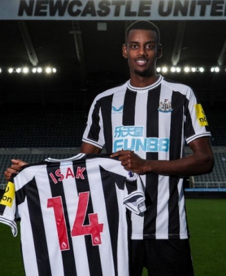 ‘We control Isak’s future to an extent’: Howe confirms no formal offers made for Swedish striker 
