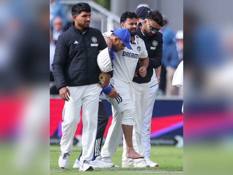 Fresh injury scare for India as Pant taken off the field due to right foot injury