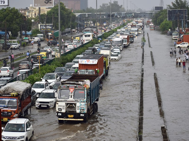 गुरुग्राम में भारी बारिश के बाद जलभराव, स्कूलों में ऑनलाइन क्लास और दफ्तरों में वर्क फ्रॉम होम लागू