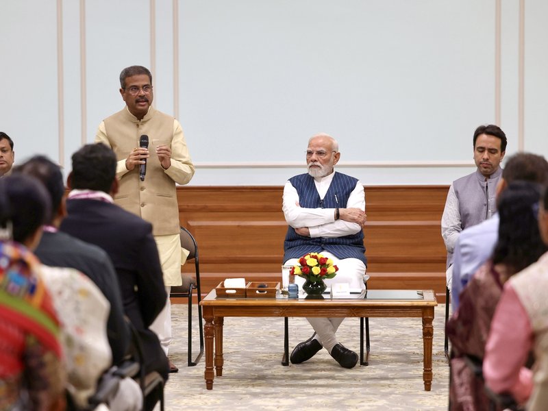 पीएम मोदी ने दी 'शिक्षक दिवस' की शुभकामनाएं, कहा- उज्जवल भविष्य की नींव हैं टीचर