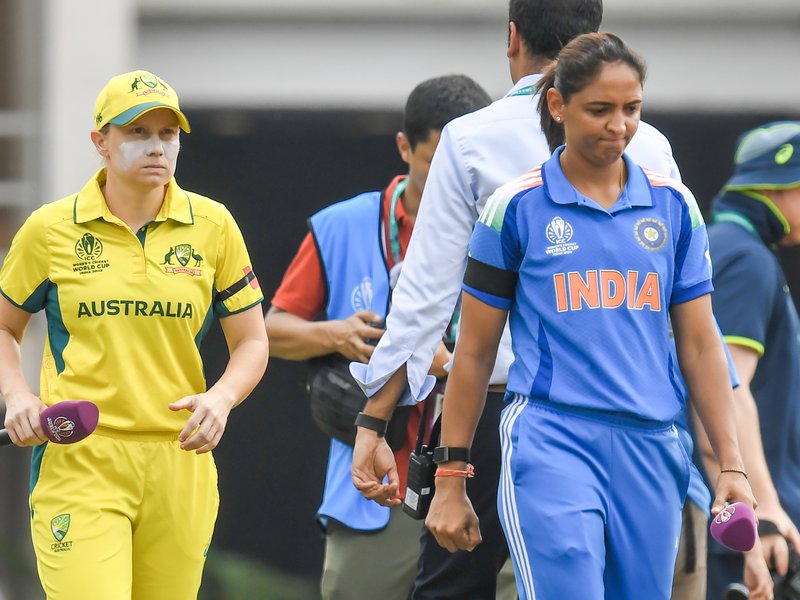 महिला विश्व कप : आखिर क्यों बांह पर काली पट्टी बांधकर उतरे भारत और ऑस्ट्रेलिया के प्लेयर्स?