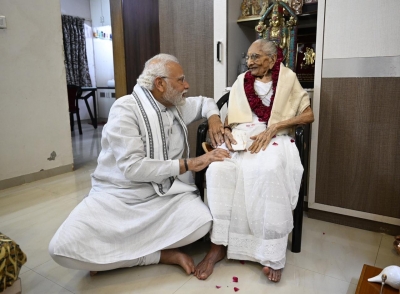 पीएम मोदी की सफलता के पीछे छिपी है 'मां' की तपस्या और त्याग, जानें संघर्ष से शिखर तक की कहानी