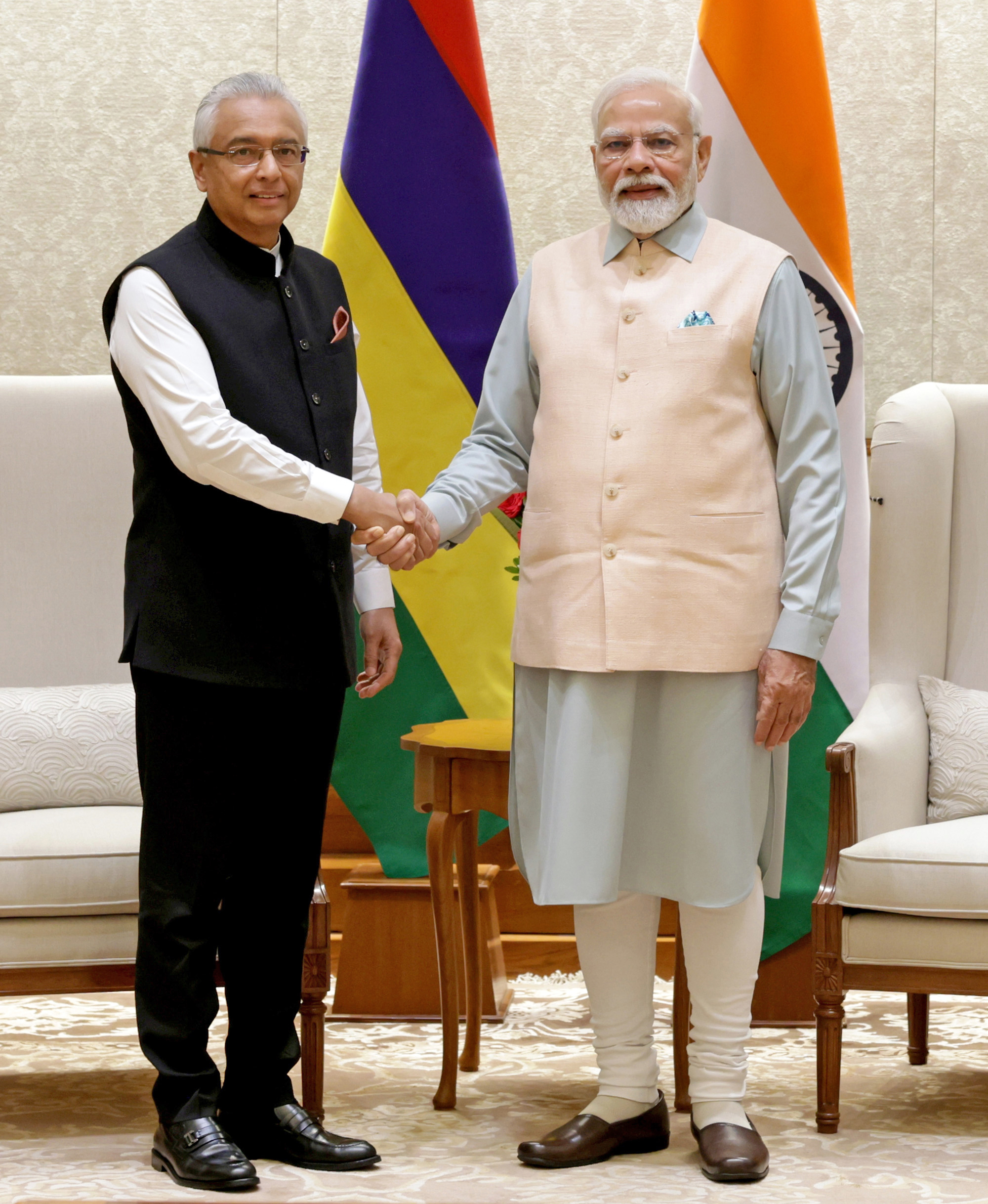 Modi Holds Talks With Mauritian Counterpart Jugnauth Modi Holds Talks With Mauritian Counterpart Jugnauth-TeluguStop.com