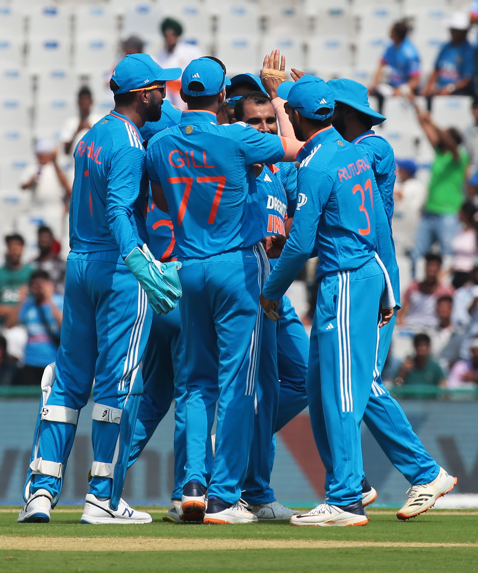  1st Odi: Mohammed Shami Bags Five-for As India Bowl Out Australia For 276 (ld)-TeluguStop.com