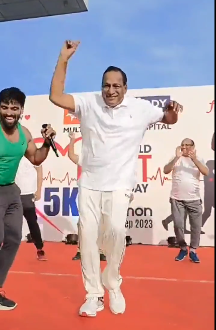 Telangana Minister Shakes A Leg Telangana Minister Shakes A Leg-TeluguStop.com