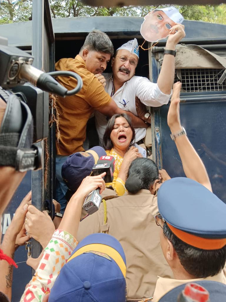  Many Detained As Mumbai Aap Protests Against Mp Sanjay Singh’s Arrest-TeluguStop.com