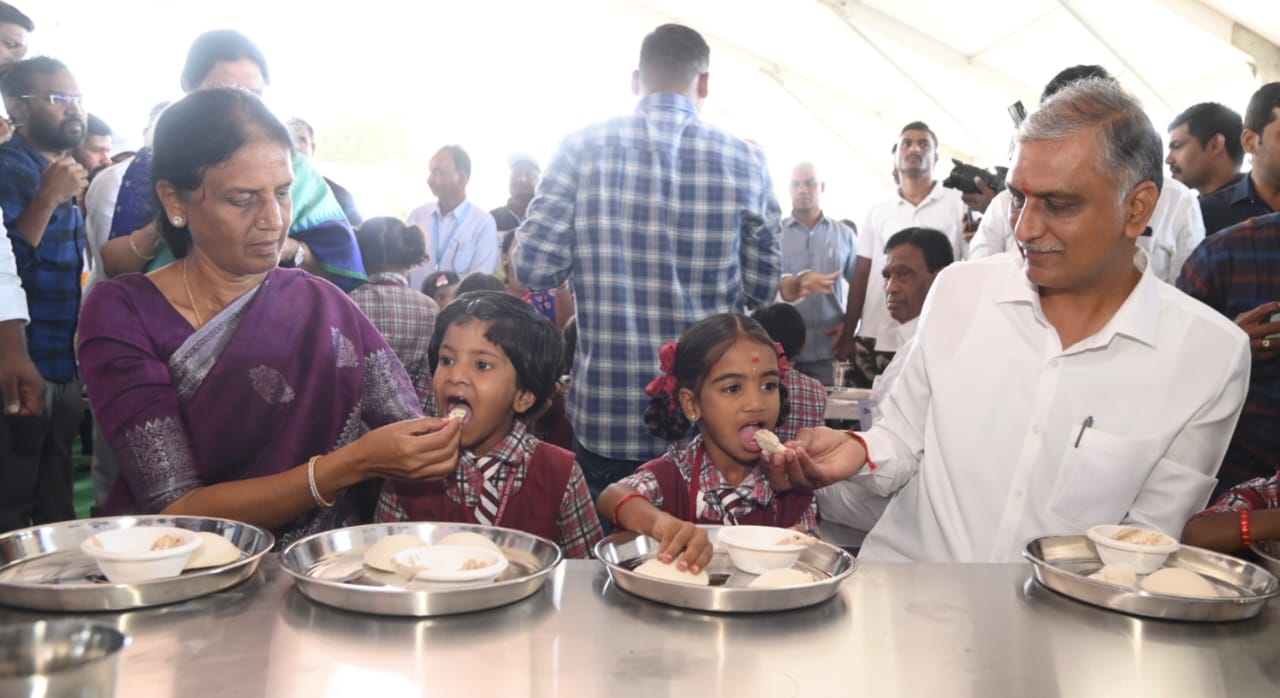 Telangana Launches Cm Breakfast Scheme In Schools Telangana Launches Cm Breakfast Scheme In Schools-TeluguStop.com