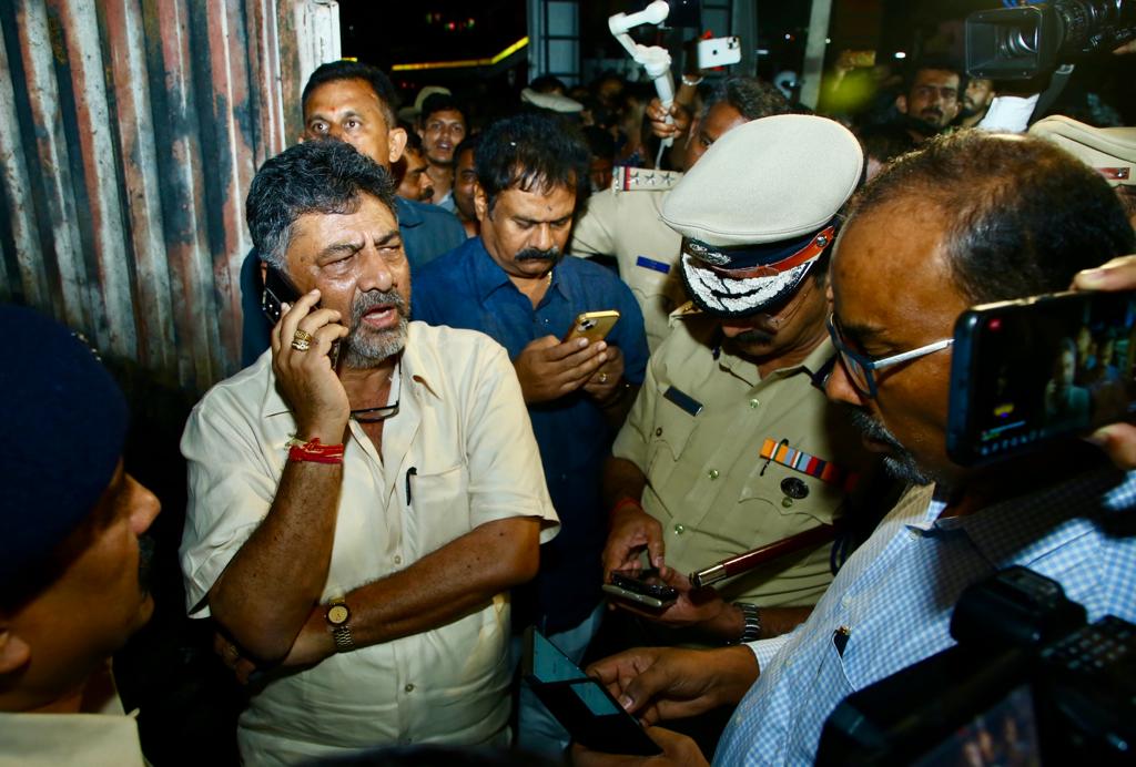B'luru fire tragedy: K'taka govt announces Rs 5L compensation (Ld)