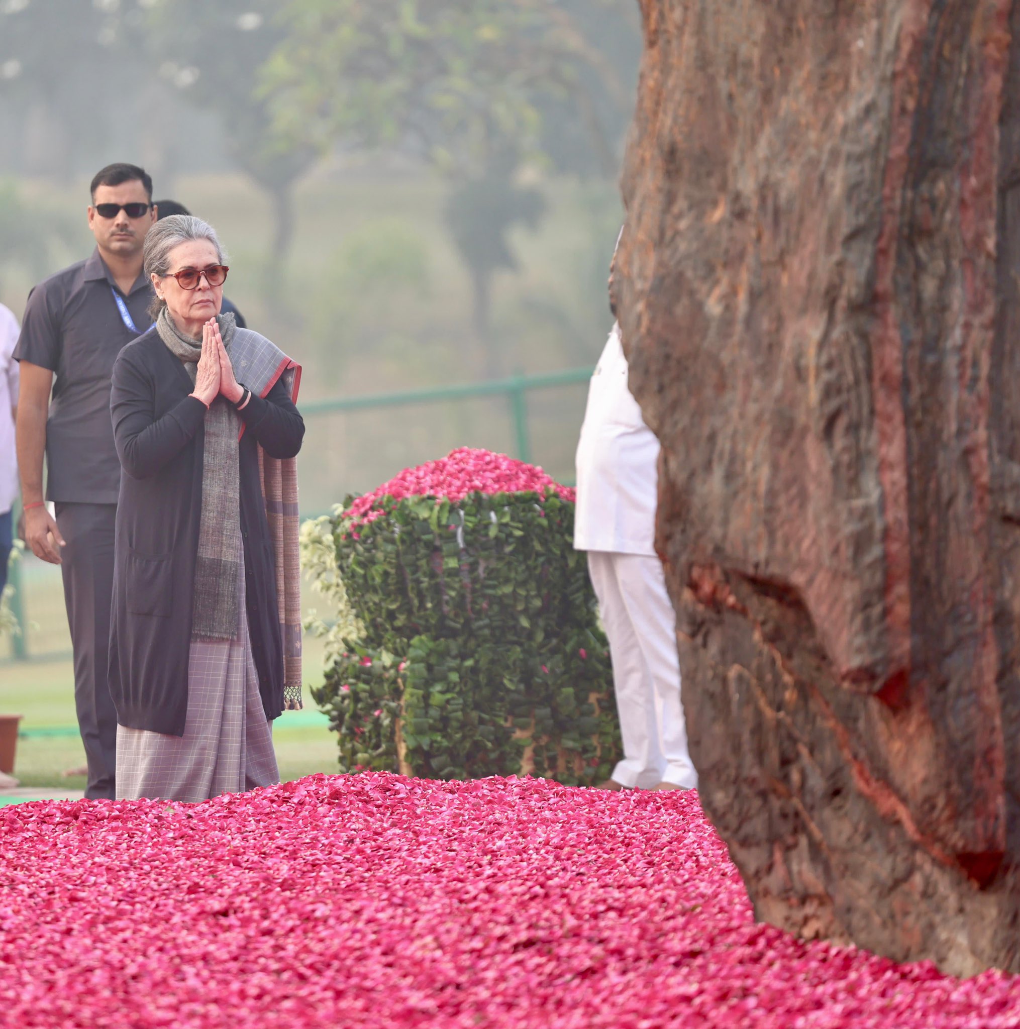 Kharge, Sonia, Rahul Offer Floral Tributes To Indira Gandhi On Her Death Anniver Kharge, Sonia, Rahul Offer Floral Tributes To Indira Gandhi On Her Death Anniver-TeluguStop.com