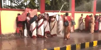  Anganwadi Workers Protest Outside Bihar Assembly Amid Session-TeluguStop.com