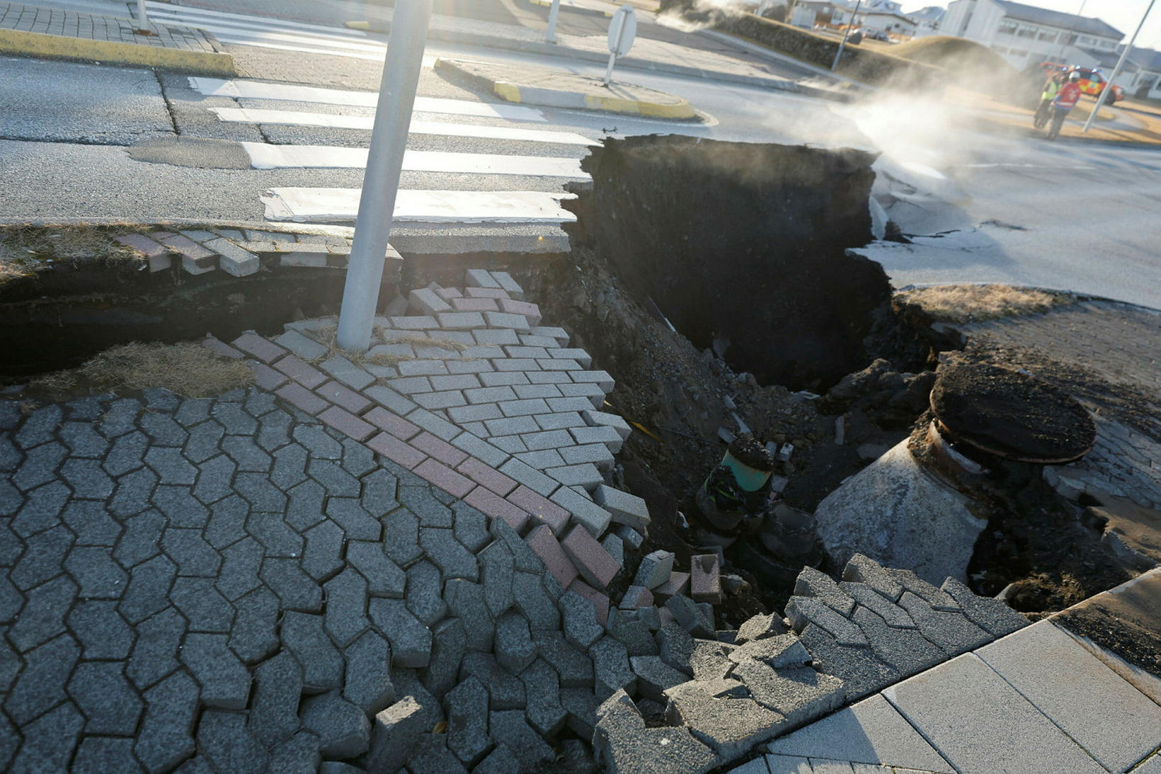  Residents Of Iceland Town Hit By Hundreds Of Quakes Return To Collect Belongings-TeluguStop.com