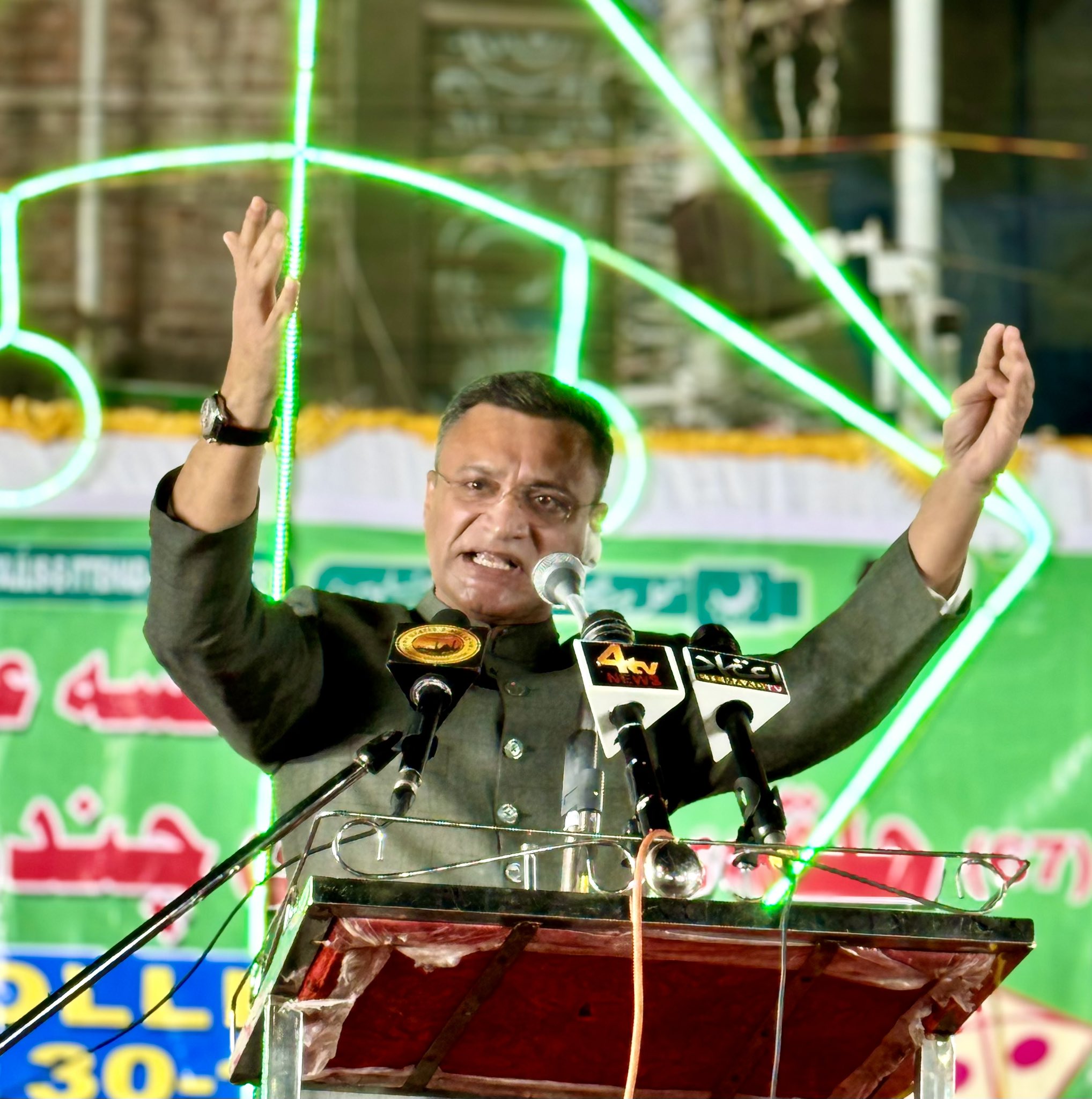Akbaruddin Owaisi booked for threatening police officer (Lead)