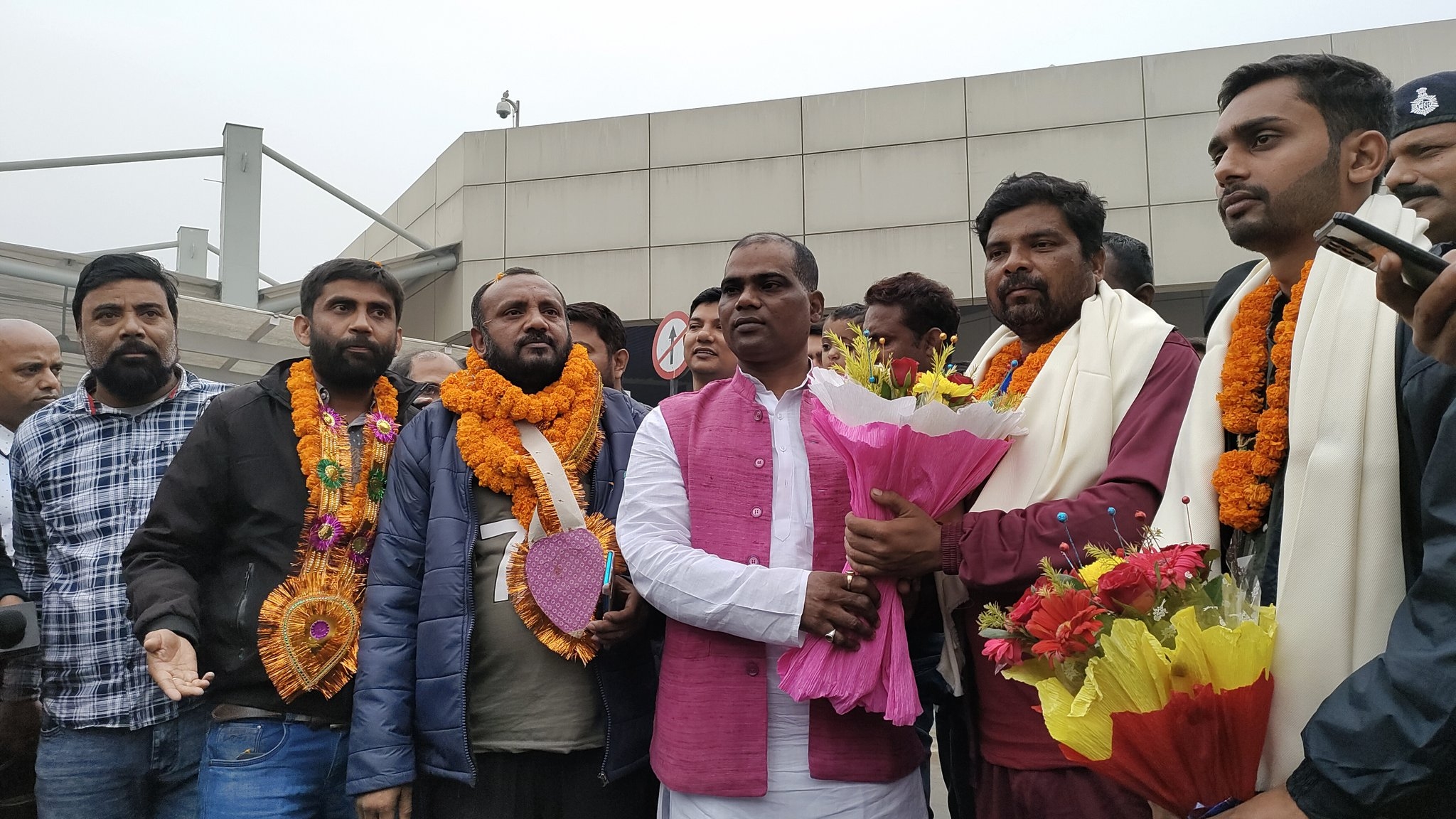 Five Labourers Rescued From Uttarakhand Tunnel Reach Patna Five Labourers Rescued From Uttarakhand Tunnel Reach Patna-TeluguStop.com