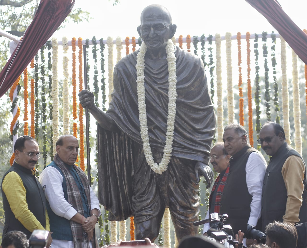  'pm Modi's Decisions Reflect Mahatma Gandhi's Ideas', Rajnath Unveils Life-size-TeluguStop.com