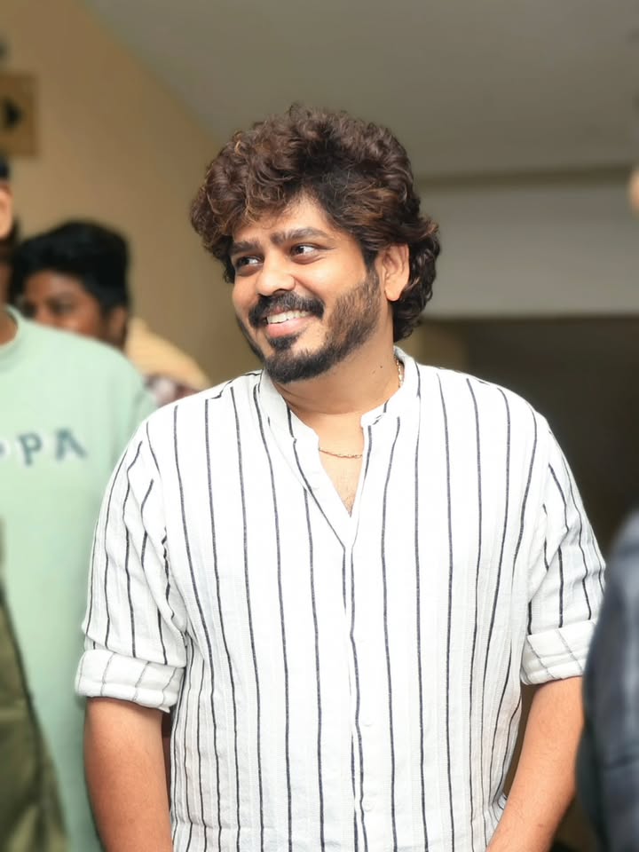 Director Vignesh Karthick with Hotspot 2 Much cast or poster