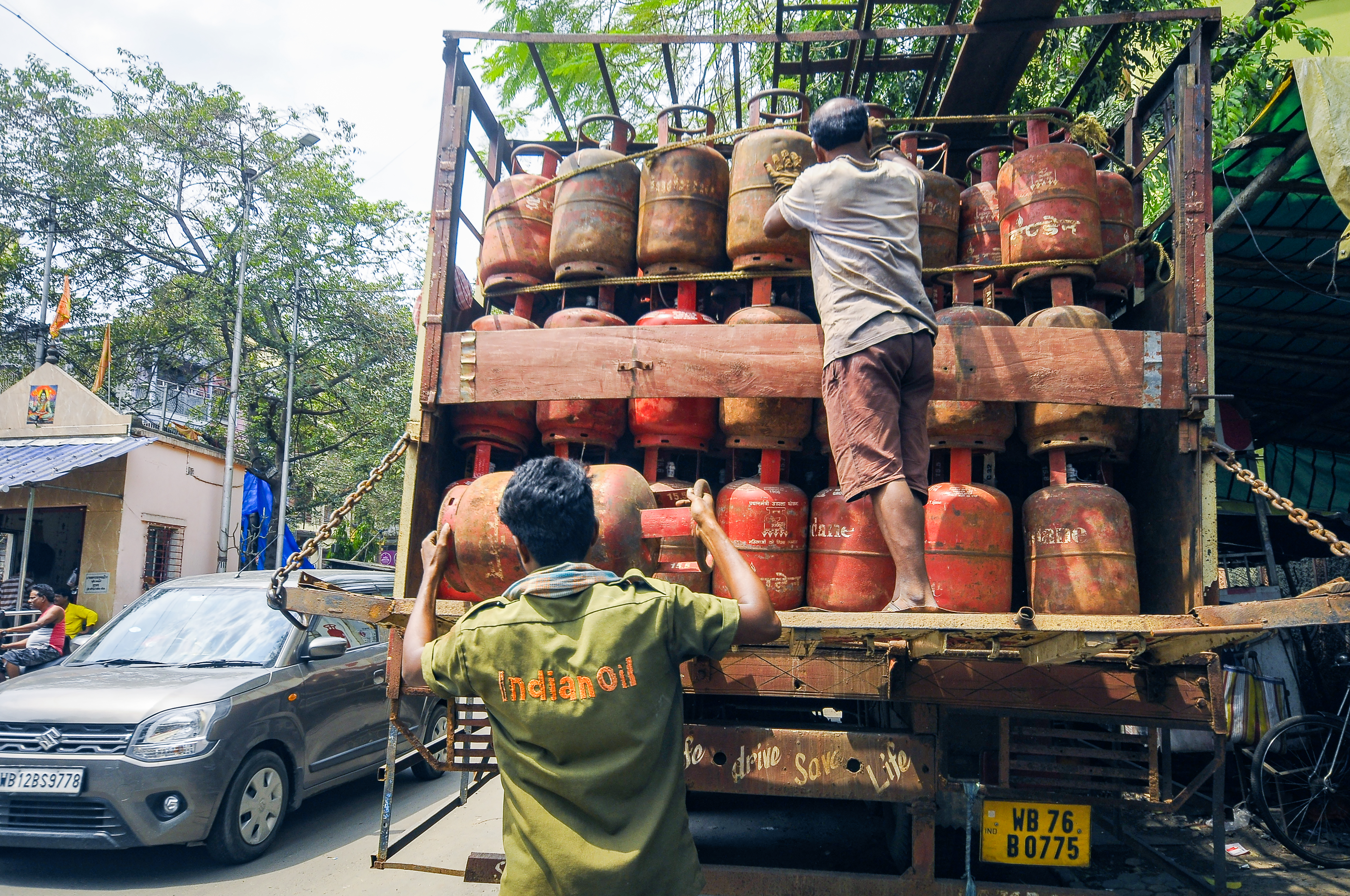 5-kg LPG cylinders distribution to students and migrant labourers