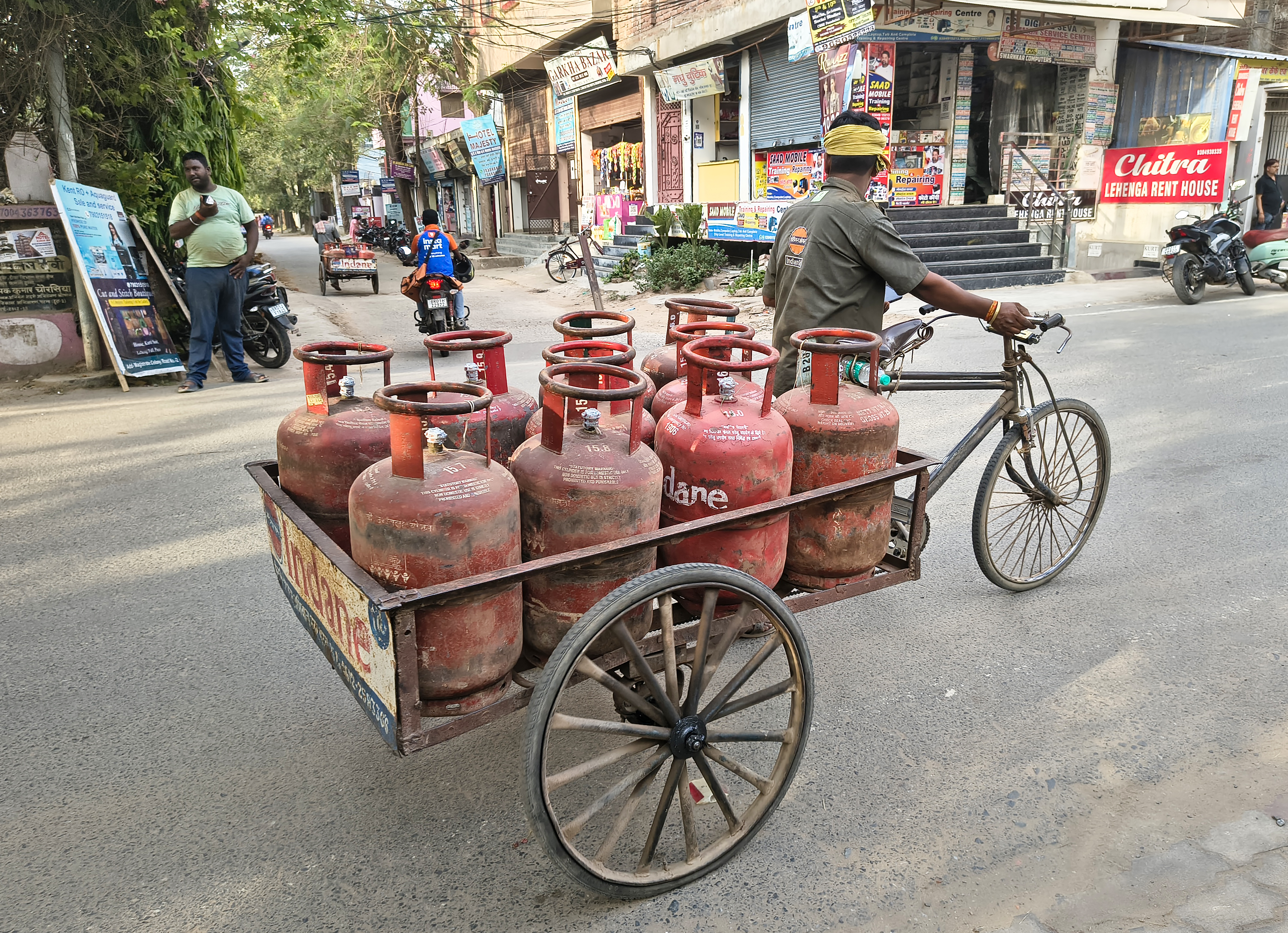 5-kg LPG cylinders distribution to migrant laborers