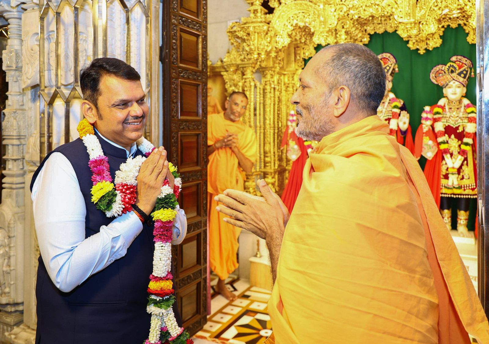 CM Fadnavis Visits BAPS Swaminarayan Mandir, Prays for Peace and Prosperity