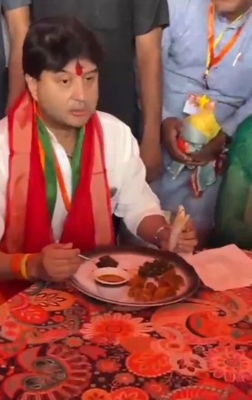 Union Minister Scindia serving food to party workers during Guna visit