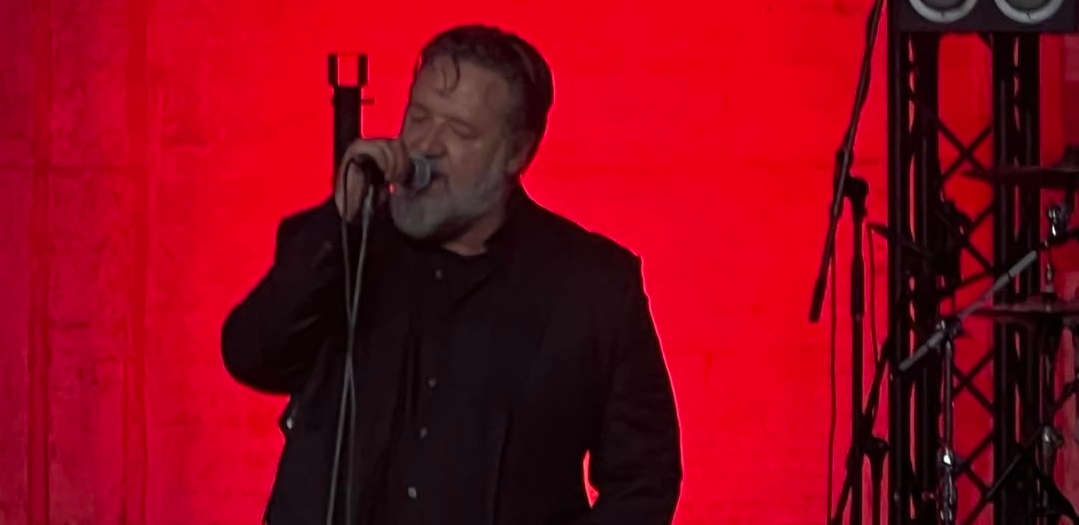 Russell Crowe Defends Heated Fan Exchange: Sets Boundaries Without Security