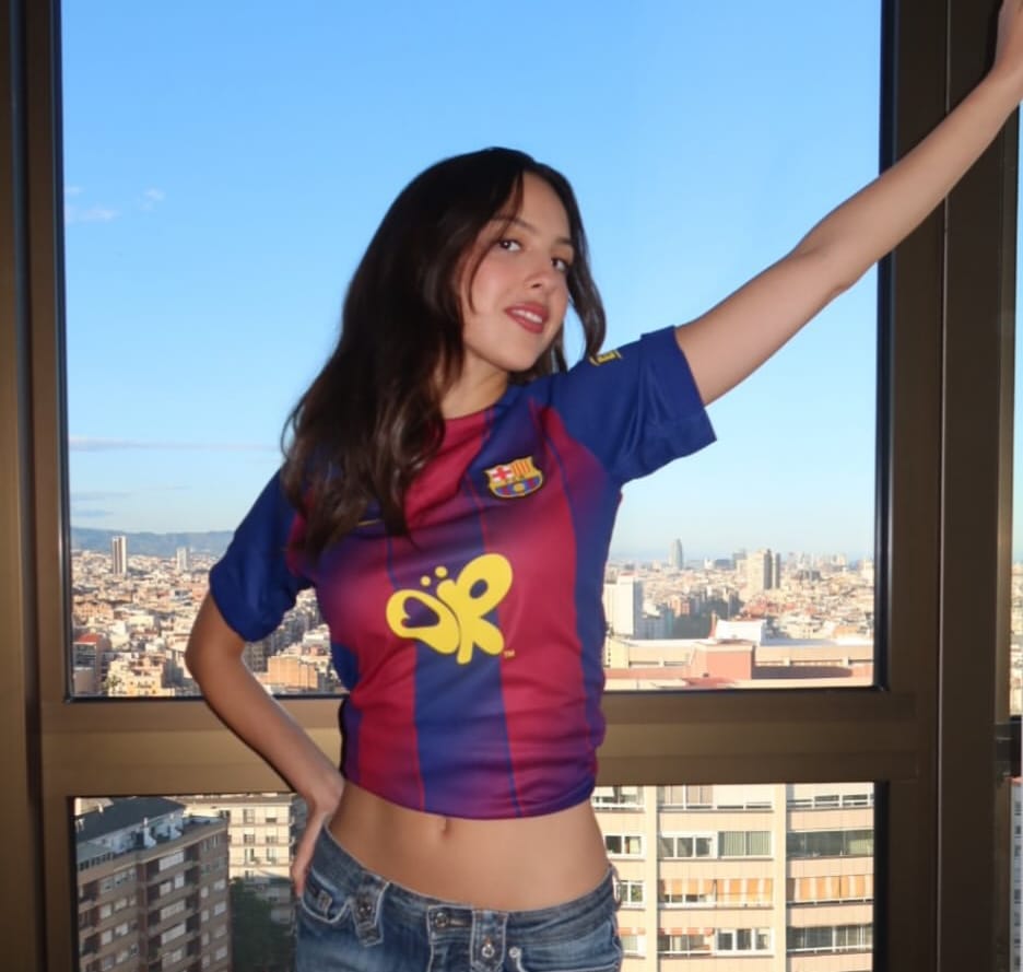 Olivia Rodrigo happy while singing at piano