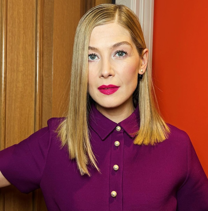 Rosamund Pike addressing audience member for texting during play