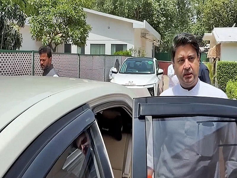 Jyotiraditya Scindia, Ram Mohan Naidu carpool to Cabinet meeting, promote fuel conservation