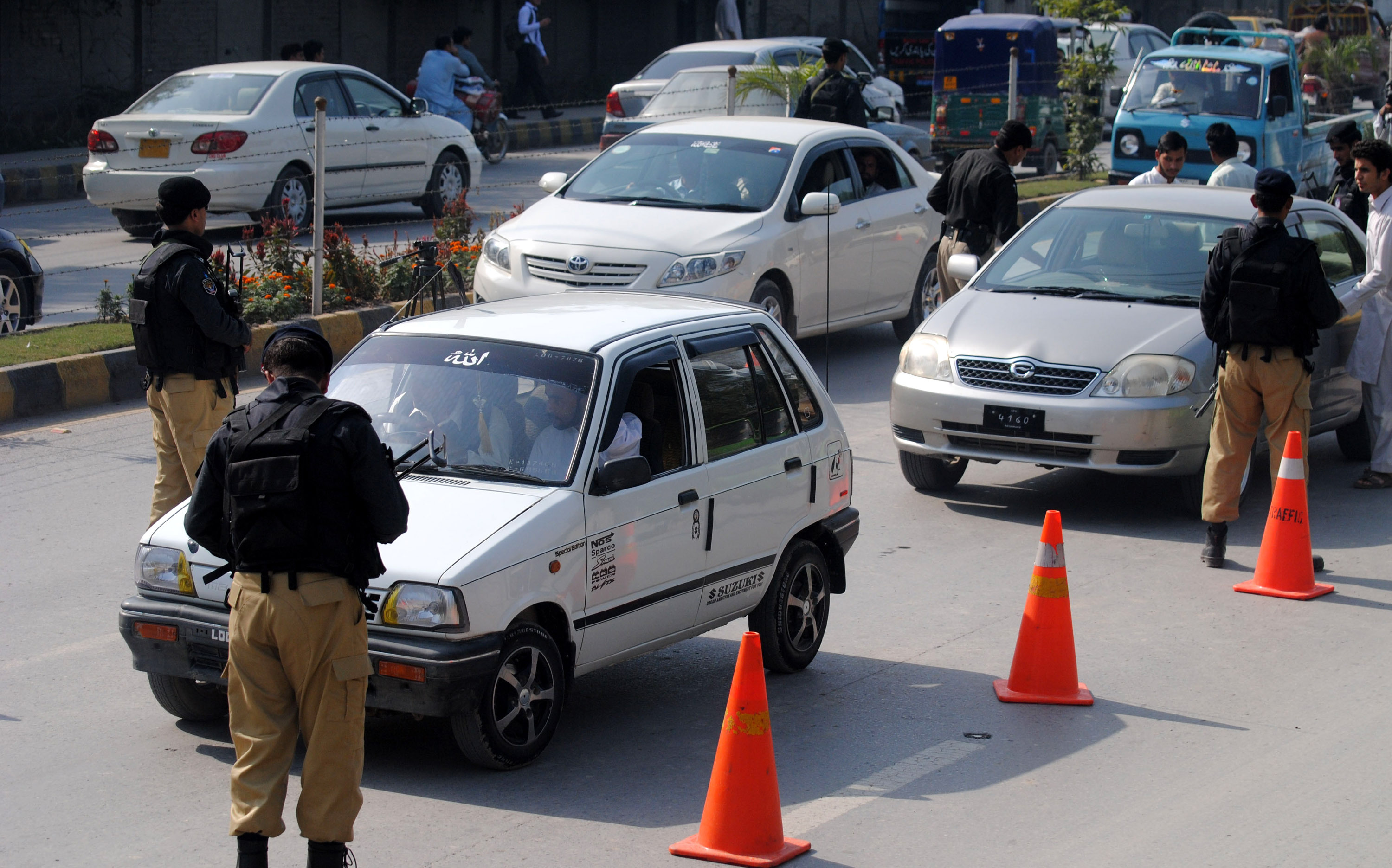 Pakistan police arrests 13 Afghan doctors and one medical student in Punjab