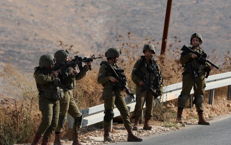 Israeli Soldiers Kill Palestinian Gunman In West Bank Israeli Soldiers Kill Palestinian Gunman In West Bank-TeluguStop.com