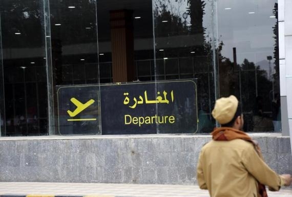Iranian plane carrying Houthi delegation forced to land in Hodeidah after gov't strikes on Sanaa airport