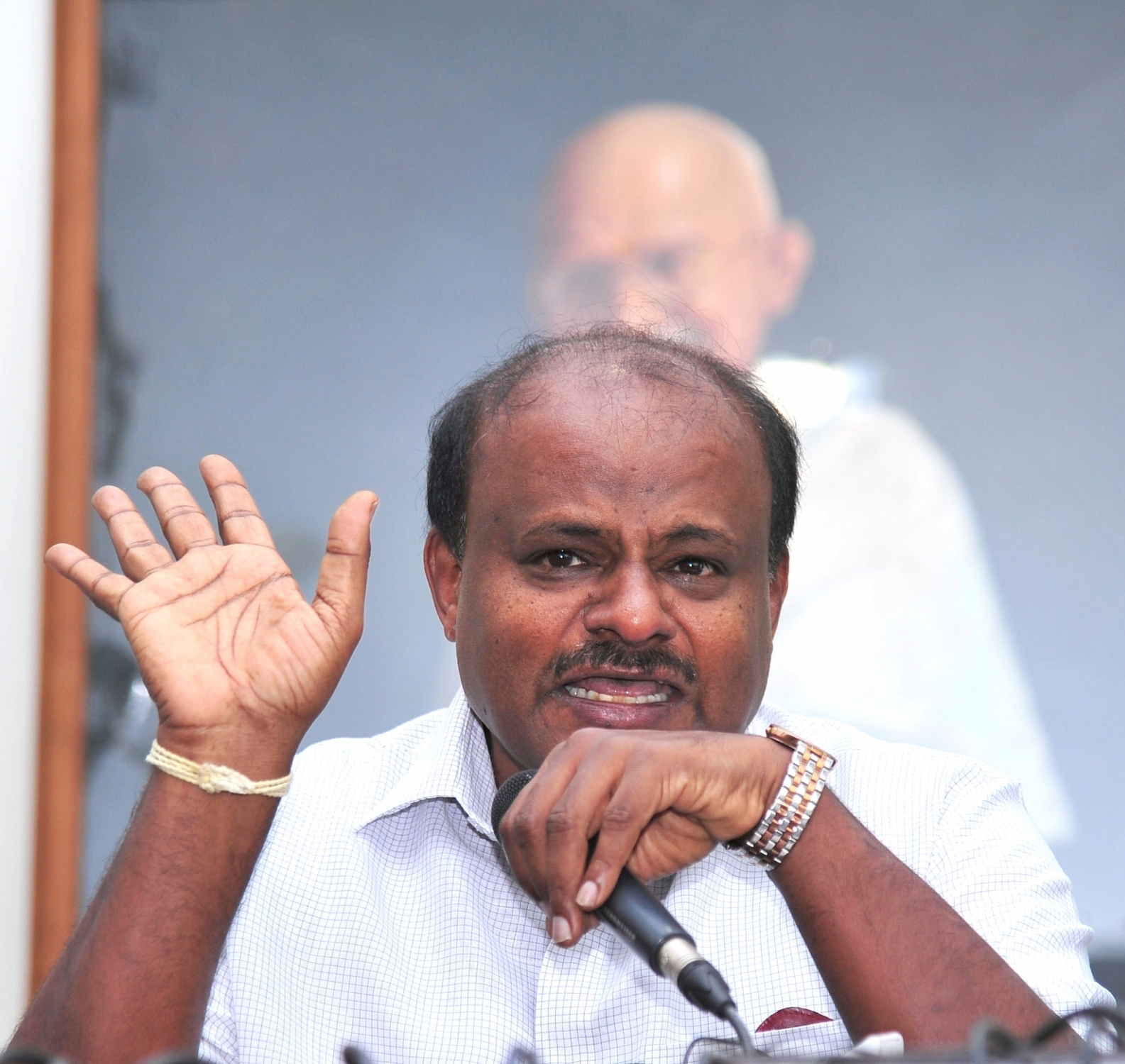 Kumaraswamy 'questions' Cong-led K'taka govt over seizure of Rs 42cr in B'luru Kumaraswamy 'questions' Cong-led K'taka govt over seizure of Rs 42cr in B'luru