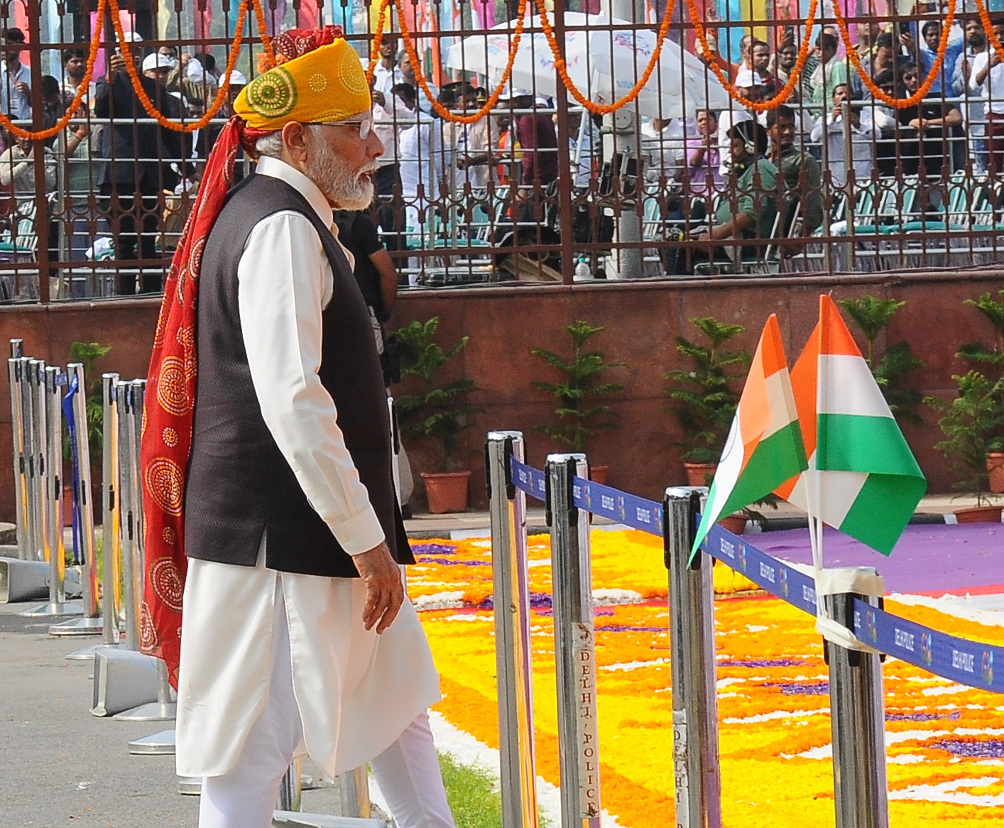 PM Modi wears bandhani print Rajasthani headgear for I-Day celebrations (Ld)