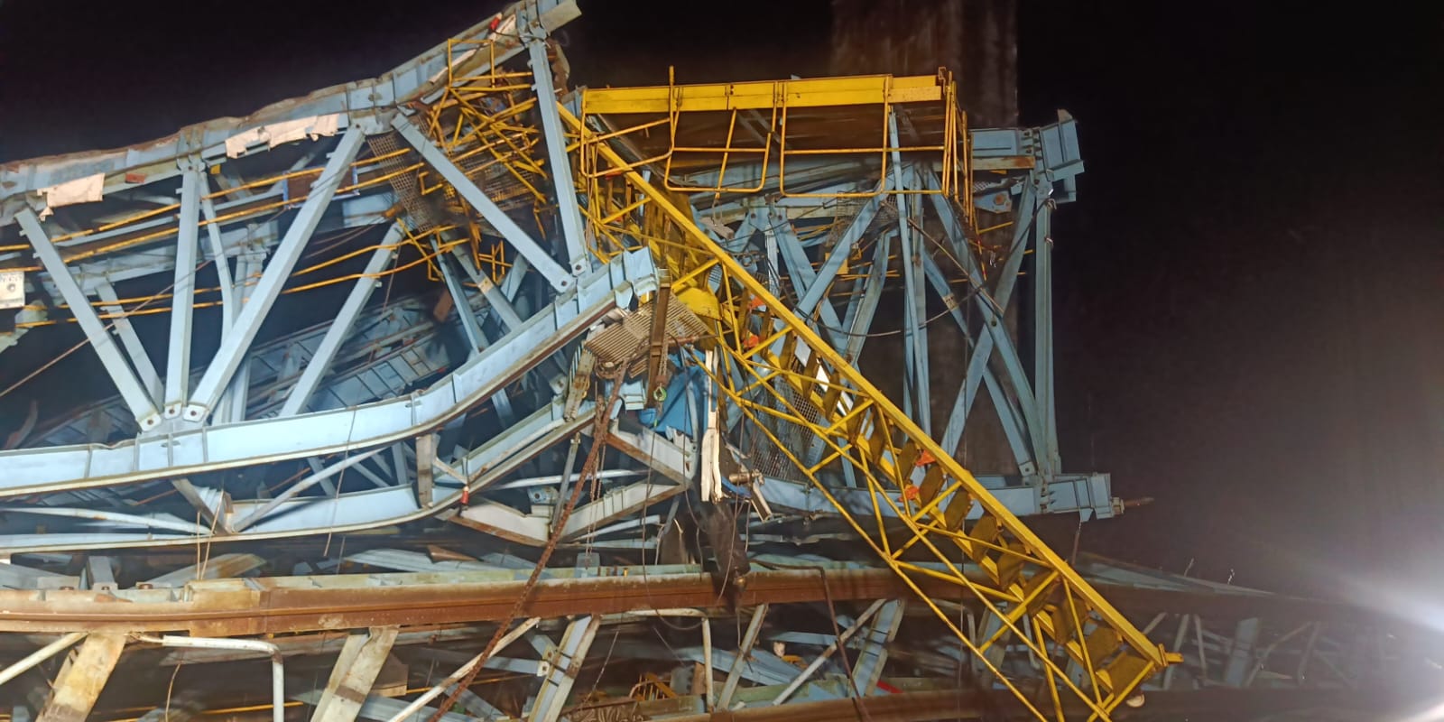  14 Killed As Crane Crashes On Girder In Thane-TeluguStop.com