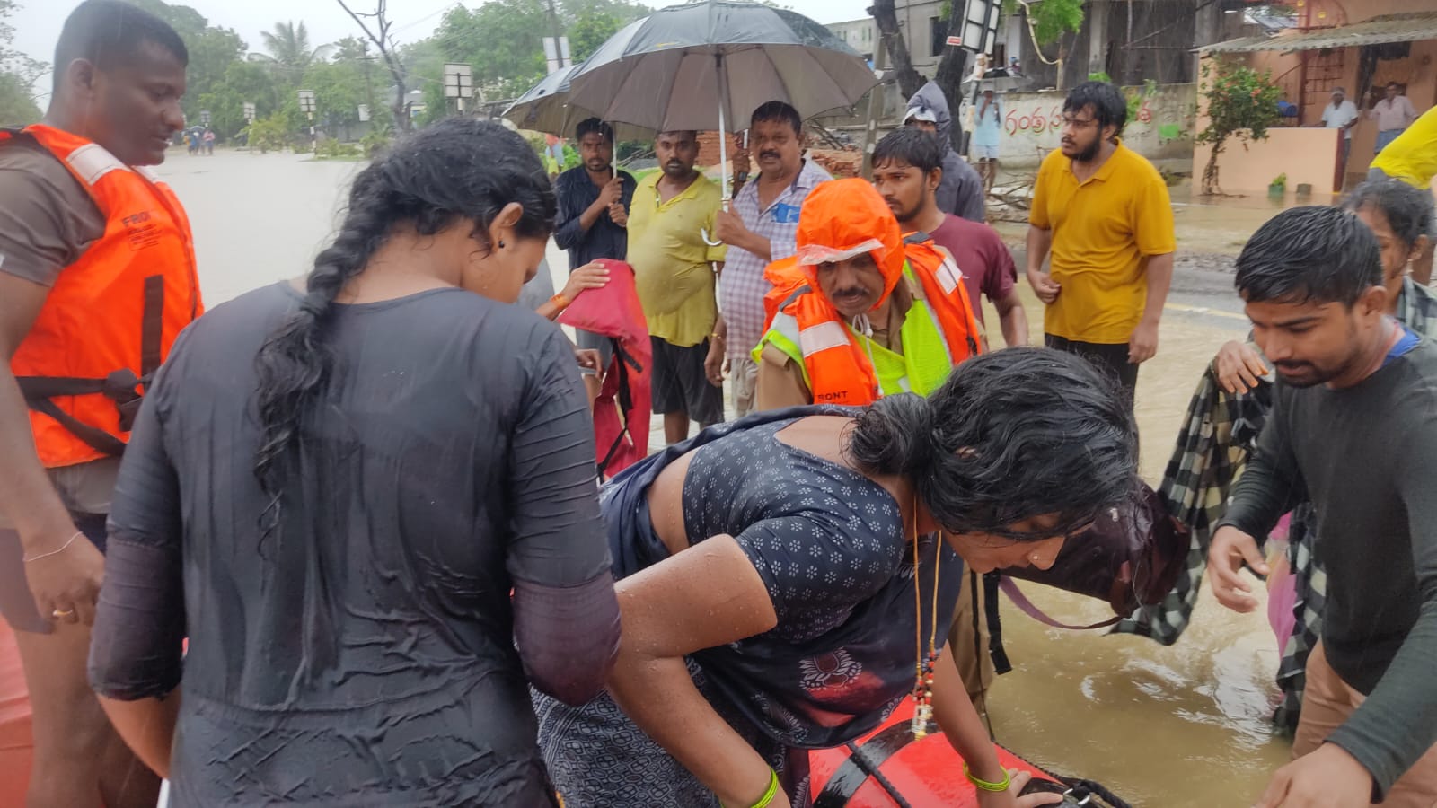  Ndrf Operation On To Rescue People From Flood-hit Telangana Village-TeluguStop.com