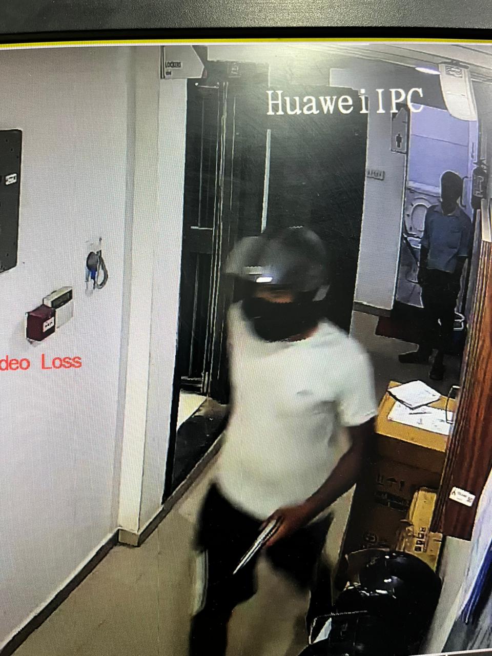  Rs 1 Crore Robbed From Axis Bank In Bihar At Gunpoint-TeluguStop.com