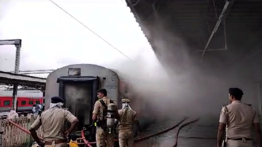 Fire erupts in Udyan Express after reaching Bâ€™luru railway station, no casualties