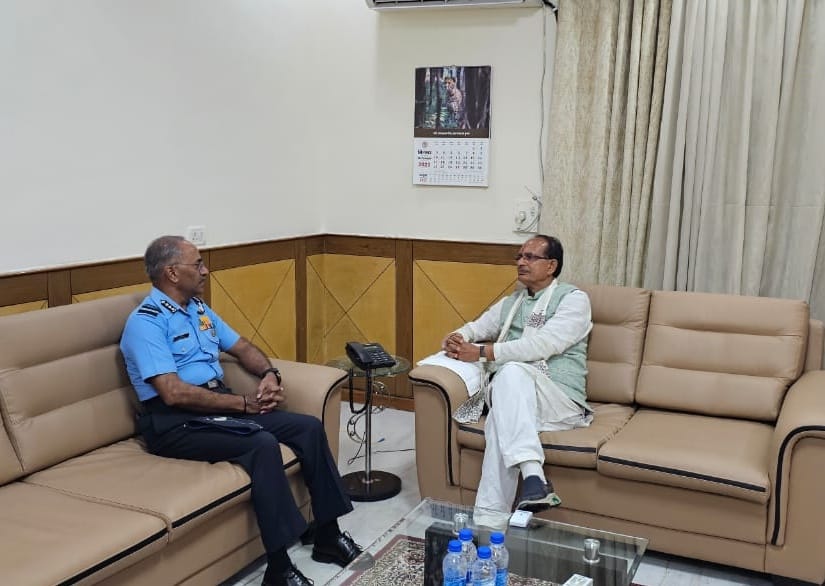 Senior Iaf Officer Calls On Mp Governor And And Cm, Briefs About Air Show In Bho Senior Iaf Officer Calls On Mp Governor And And Cm, Briefs About Air Show In Bho-TeluguStop.com