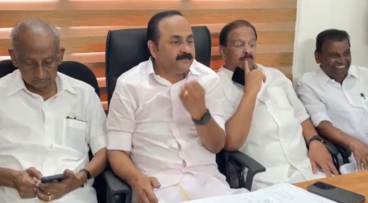 Puthuppally bypoll:  Chandy Oommen maintains steady lead (Ld)