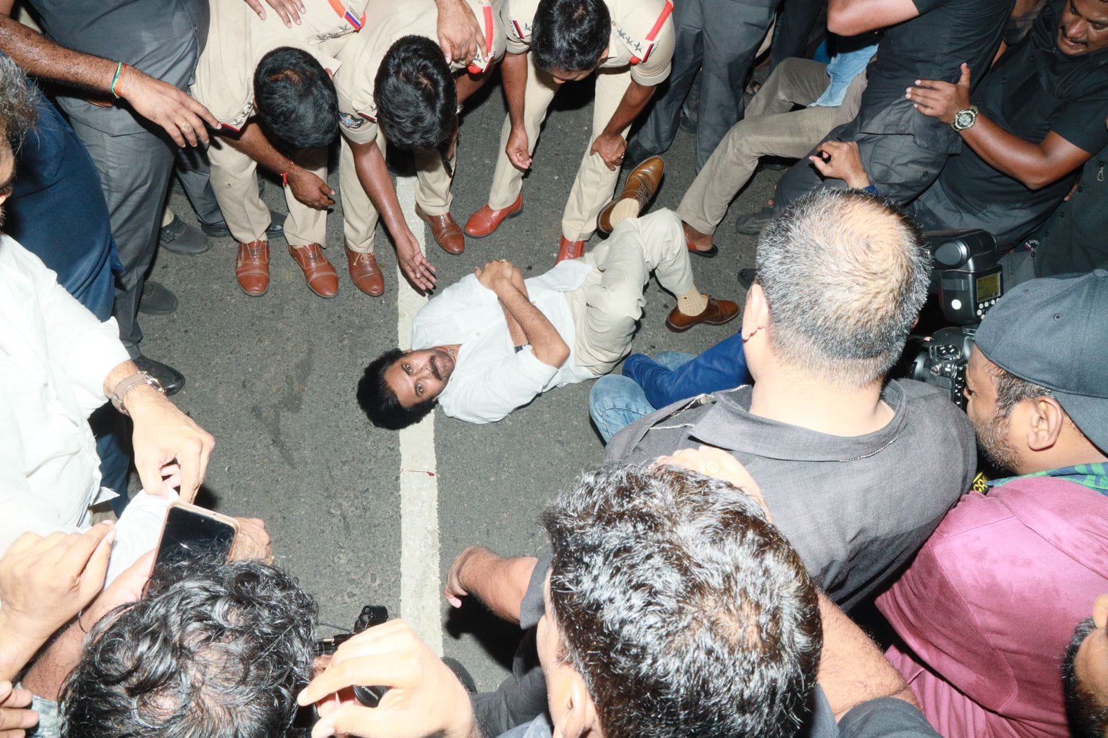  Pawan Kalyan Stopped On Way To Vijayawada-TeluguStop.com