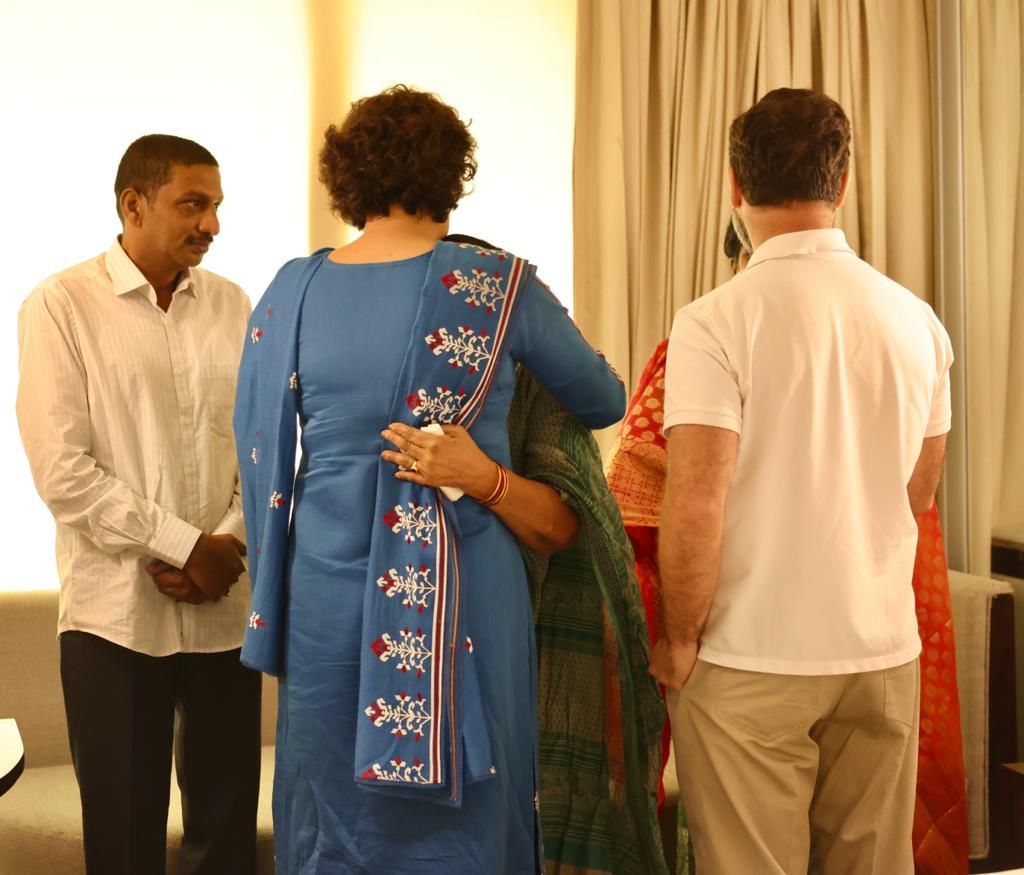  Sonia, Rahul & Priyanka Console Gaddar’s Family-TeluguStop.com