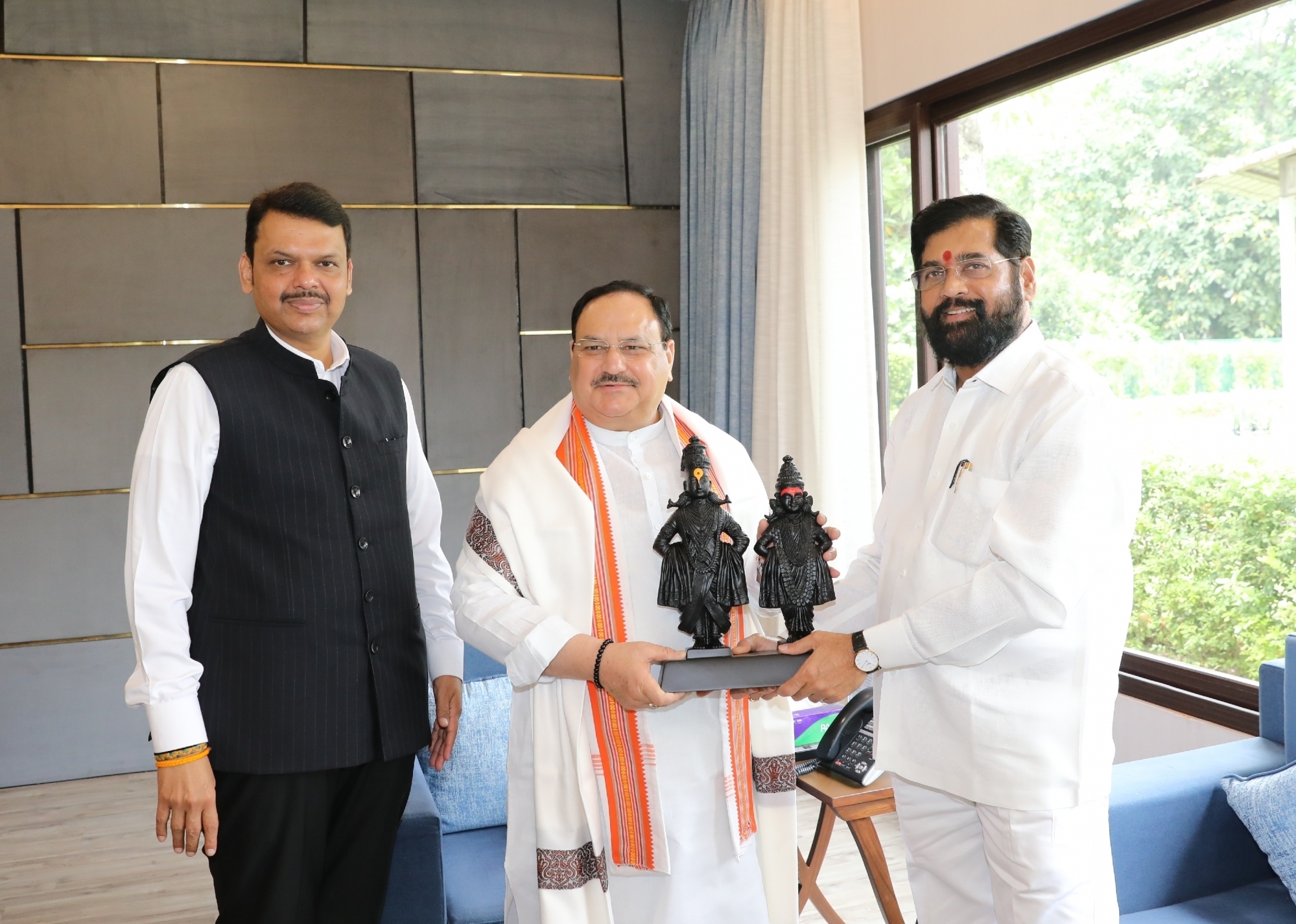 शाह, नड्डा और राजनाथ ने शिंदे और फडणवीस के साथ की बैठक शाह, नड्डा और राजनाथ ने शिंदे और फडणवीस के साथ की बैठक