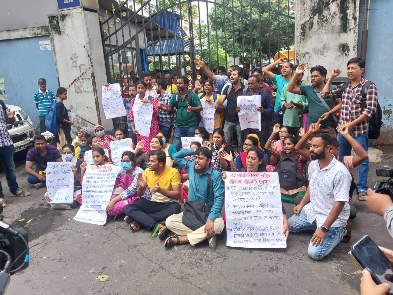  Bengal School Job Case: Deprived Candidates Block Gates Of Mla Hostel In Kolkata-TeluguStop.com