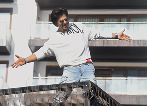 Fan pretends to be delivery boy to enter Shah Rukh Khan’s Mannat, guard has a hilarious reaction