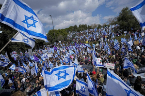 ‘Bring back hostages’: Israeli school students march from Tel Aviv to Knesset