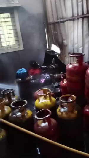  Dozen Gas Cylinders Explode After Fire In Pune, No Casualties-TeluguStop.com