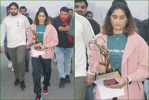 Vinesh Phogat returns Khel Ratna, Arjuna Awards, places them on footpath near PMO Vinesh Phogat returns Khel Ratna, Arjuna Awards, places them on footpath near PMO