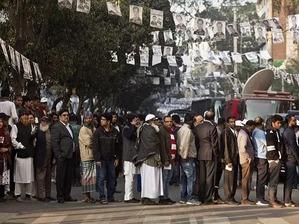Sporadic incidents of violence mar Bangladesh polls: 18.5% turnout till 1210 p.m. (2nd Lead)