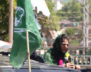 Mehbooba Mufti urges voters to focus on Kashmir's voice in Delhi Mehbooba Mufti urges voters to focus on Kashmir's voice in Delhi