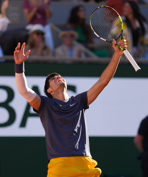 Tennis: Defending champ Alcaraz recovers from mid-match dip to win at Queen's Club Tennis: Defending champ Alcaraz recovers from mid-match dip to win at Queen's Club